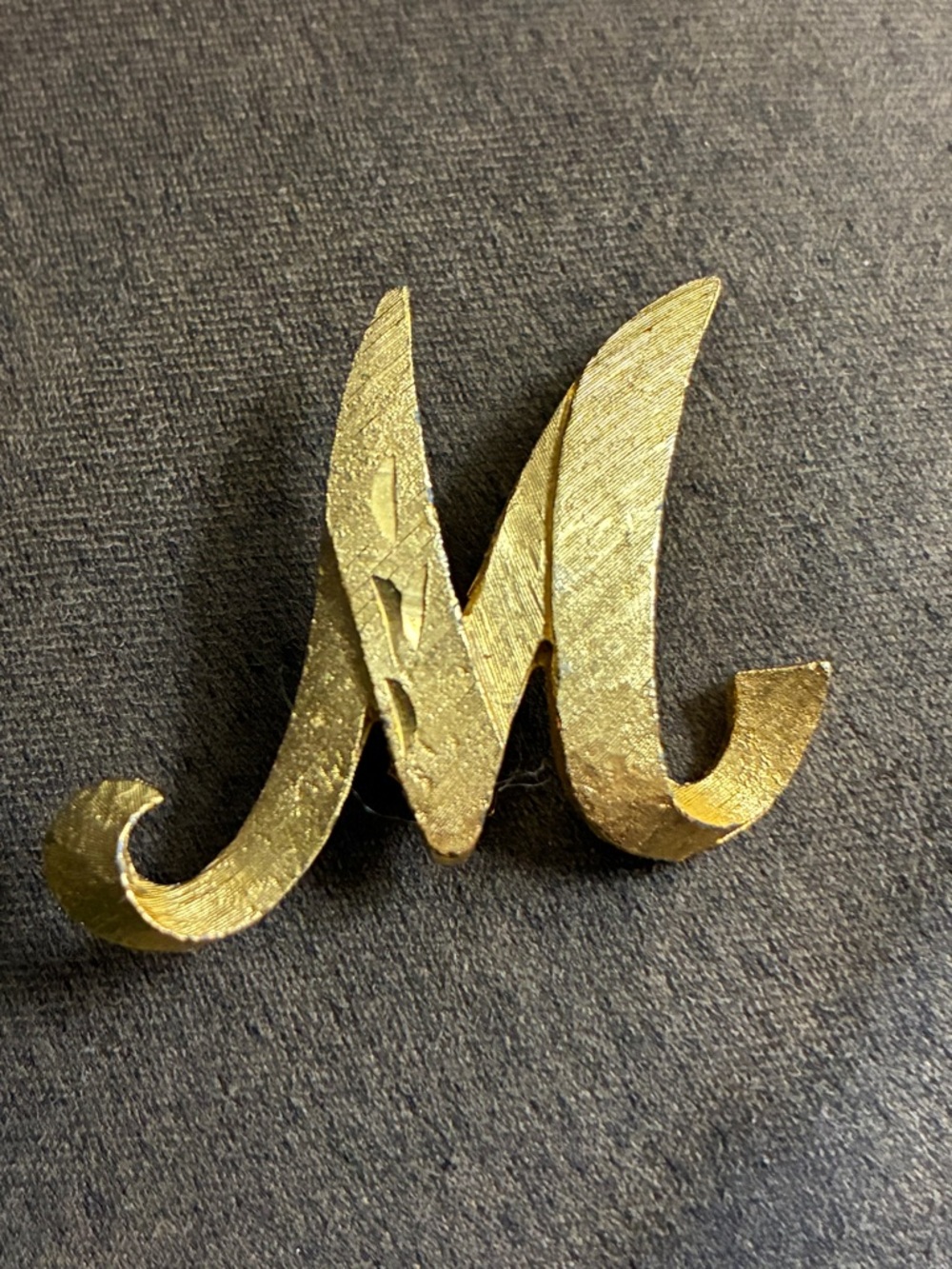 Gold Letter M Brooch made by Mamselle often are gold plated mid century - Picture 2 of 5